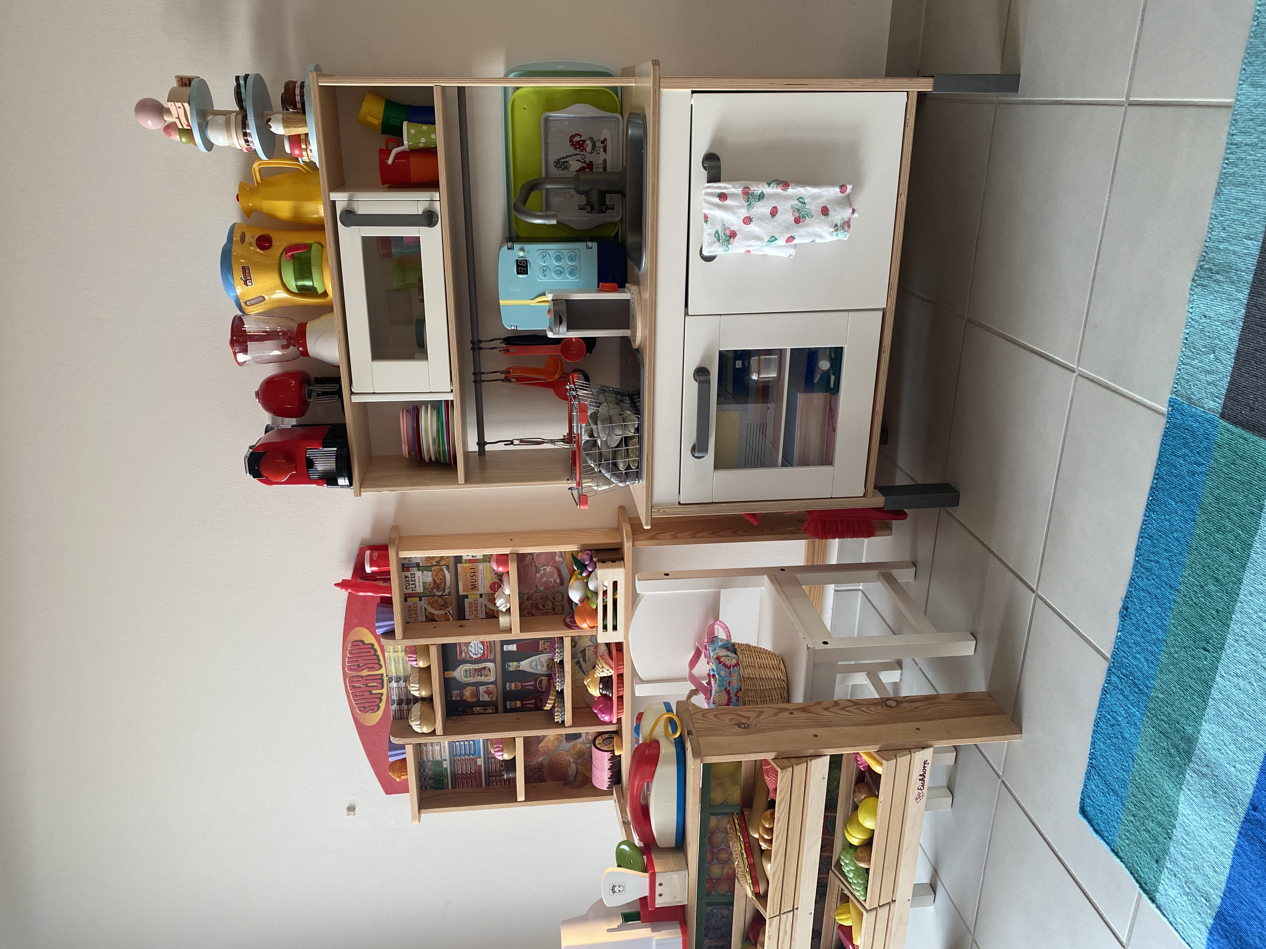 Spielbereich mit einer Spielküche und einem Kaufladen