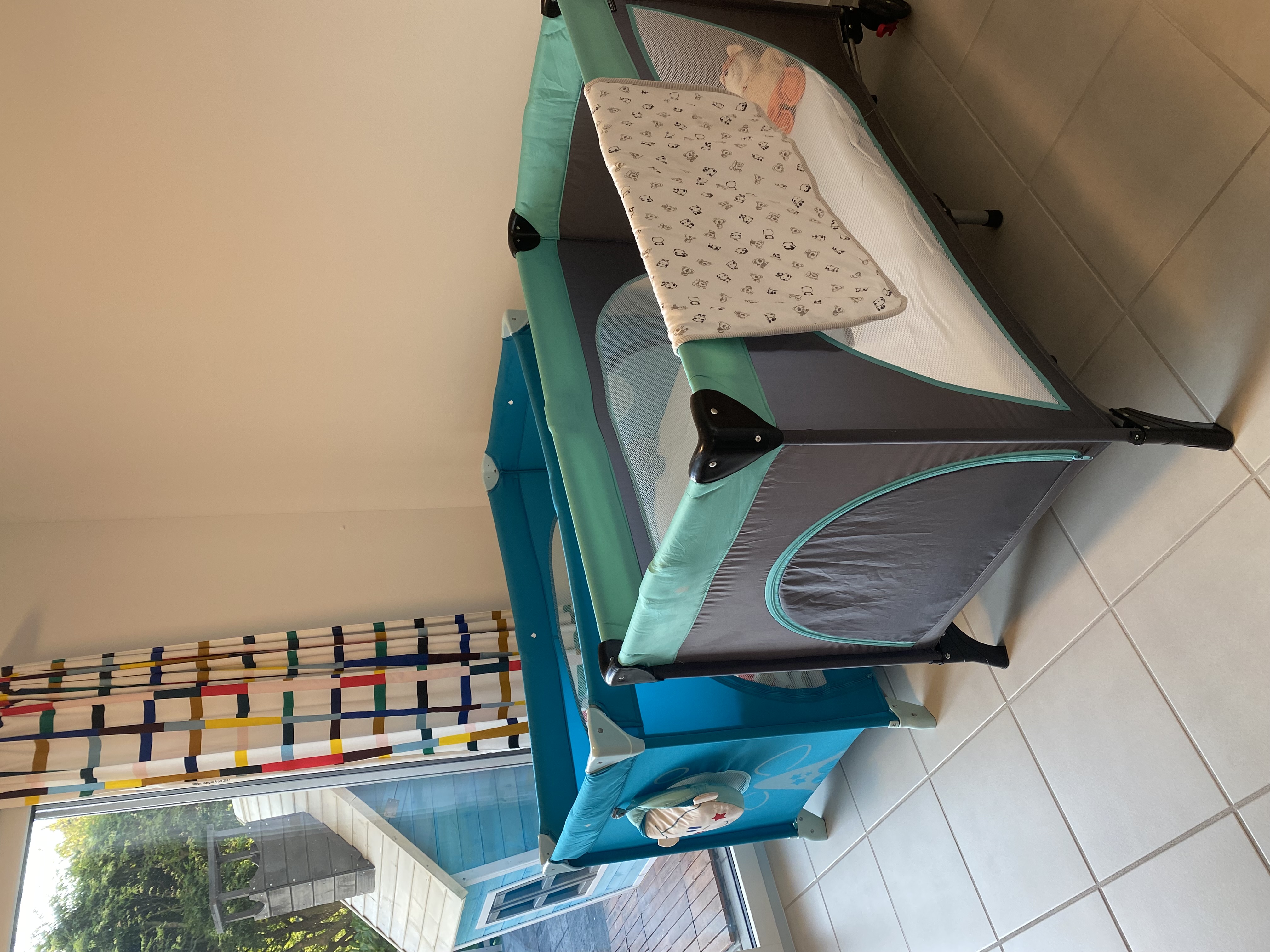 Schlafbereich mit zwei Kinderreisebetten