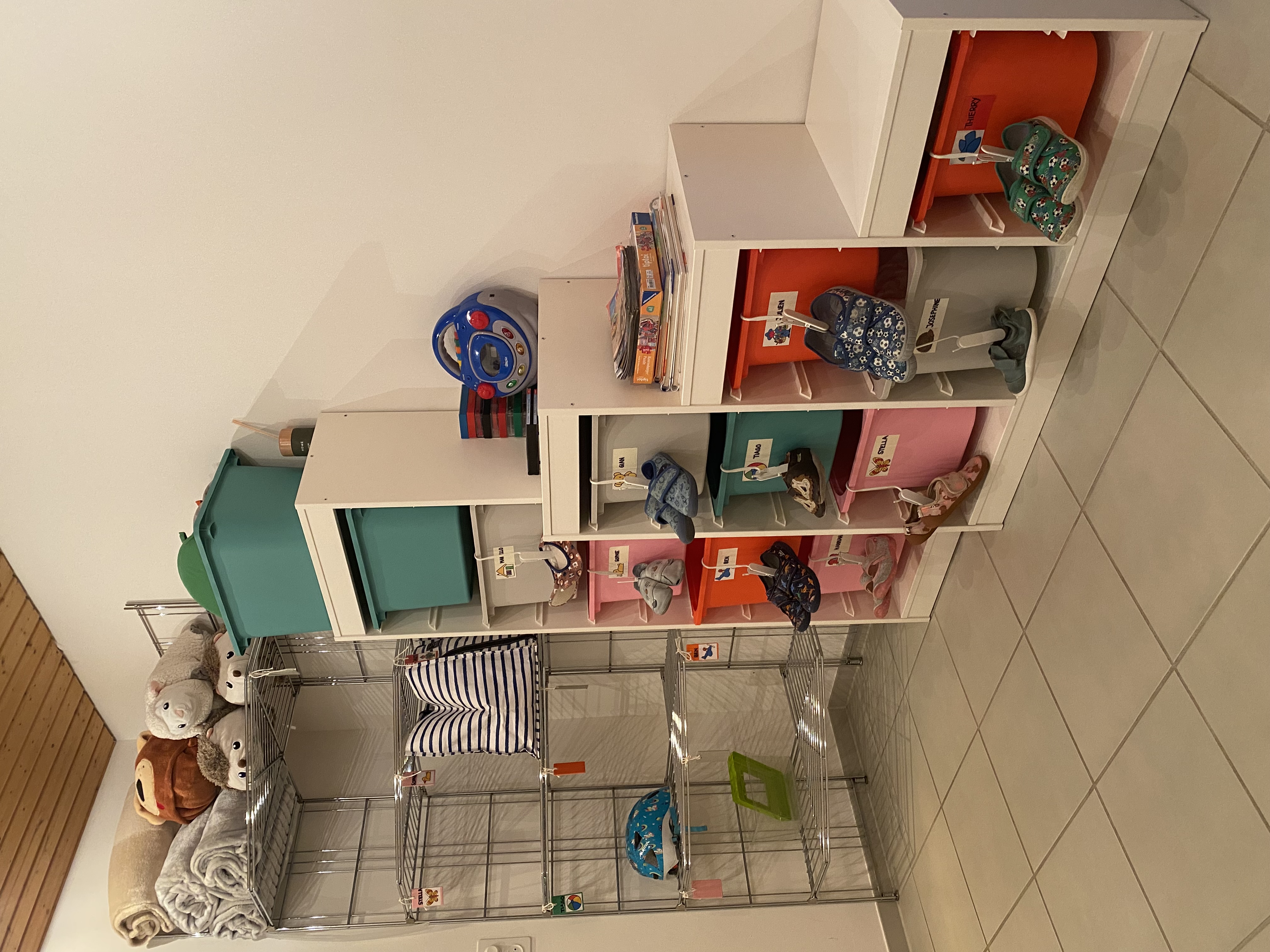 Garderobe mit Fächern für die Schuhe und Sachen der Kinder